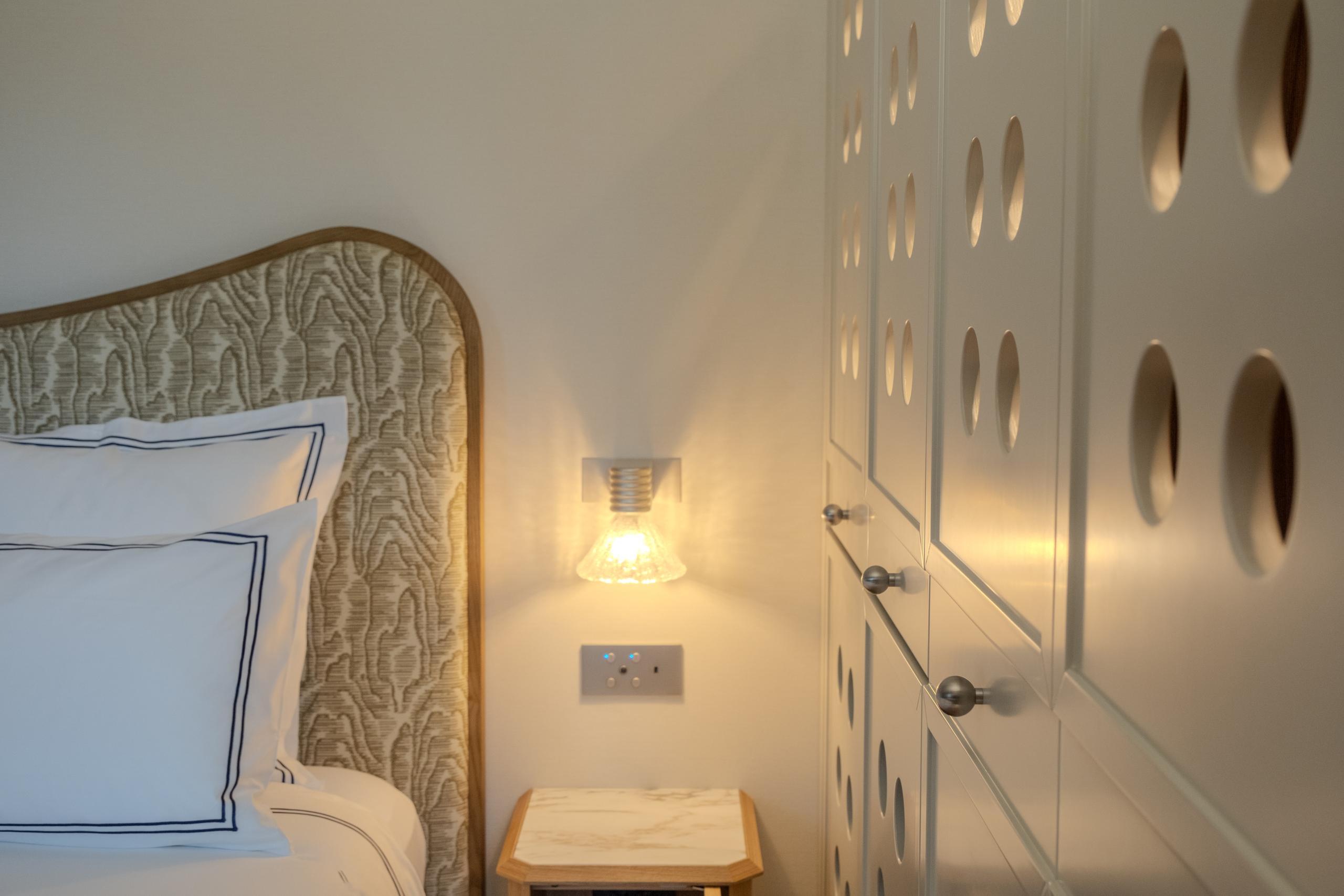 Two-Bedroom Suite, dettaglio della testiera e dell'armadio - Palazzo Genazzini